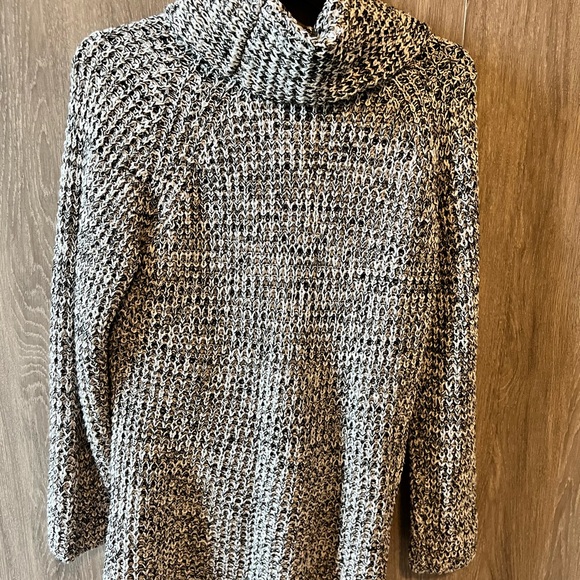 Black and white cute sweater. - Picture 4 of 4